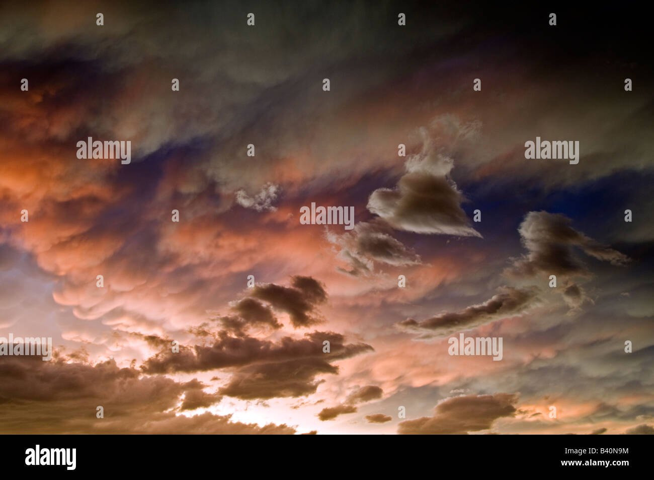 Con i colori di un dipinto di Monet, la violenta tempesta nubi del Midwest,usa produrre un cuore in mezzo alla tempesta. Foto Stock