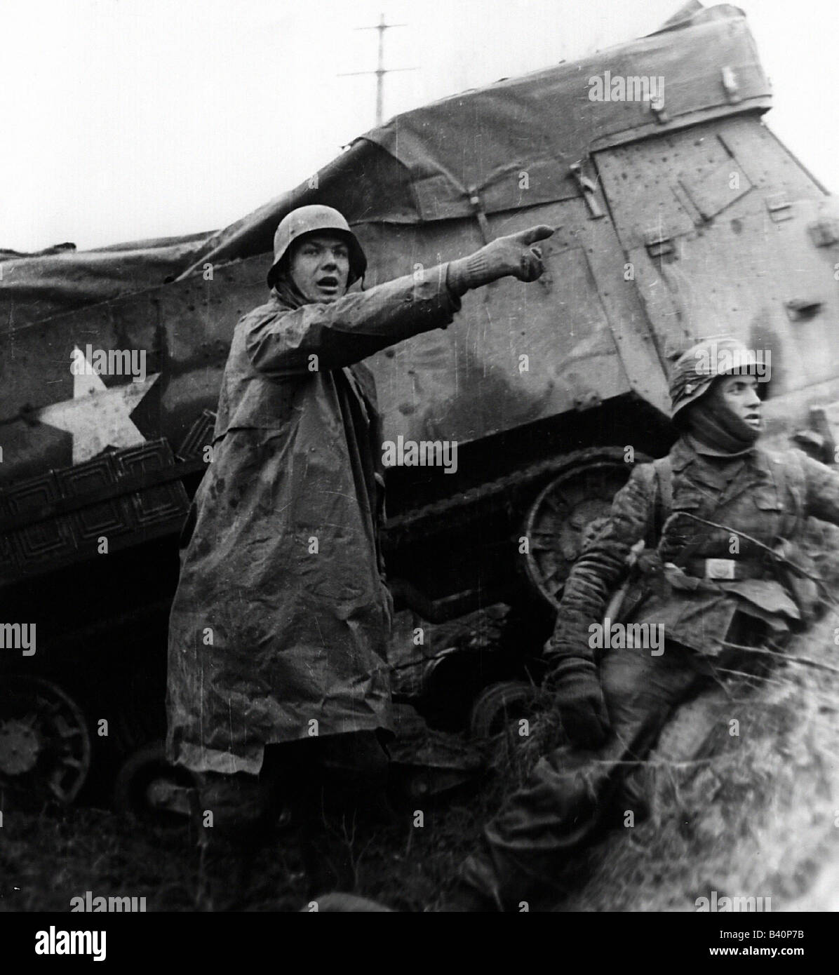 Eventi, Seconda guerra mondiale / seconda guerra mondiale, Belgio, Battaglia del Bulge, tedesco anticipo 16.-27.12.1944, truppe Waffen-SS accanto a un distrutto M3 americano semi-pista, 17.12.1944, Foto Stock