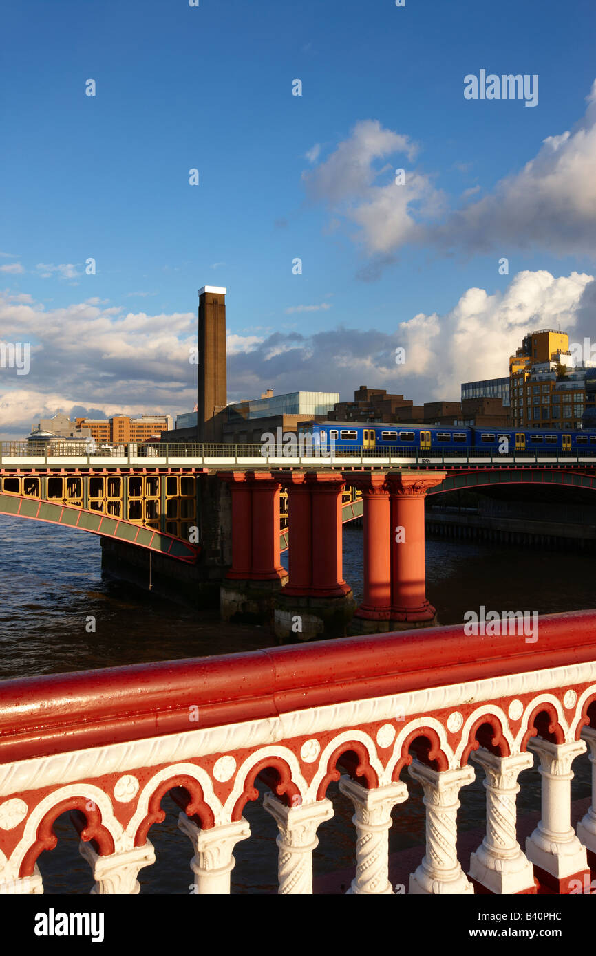 Un treno che attraversa il fiume Tamigi from Blackfriars Bridge con la Tate Modern Museum al di là, London, England, Regno Unito Foto Stock