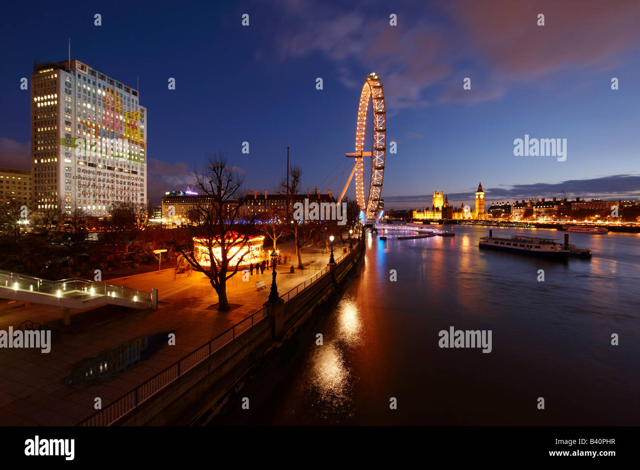 Il Terrapieno (South Bank) con il London Eye, il fiume Tamigi e il Palazzo di Westminster al crepuscolo, London, England, Regno Unito Foto Stock
