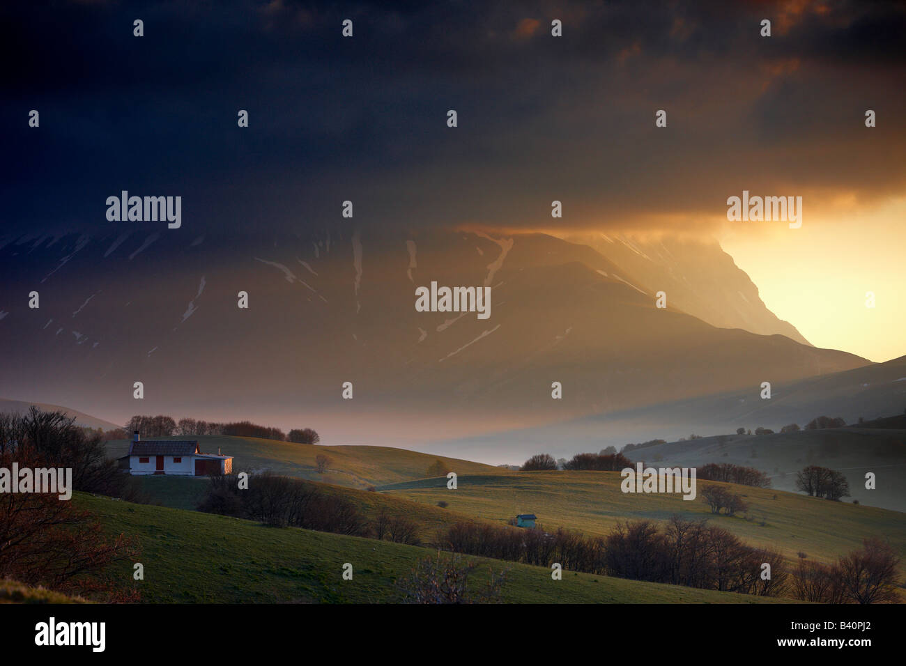 Le montagne del Parco Nazionale dei Monti Sibillini all'alba dalla forca della Canapine, Umbria, Italia Foto Stock