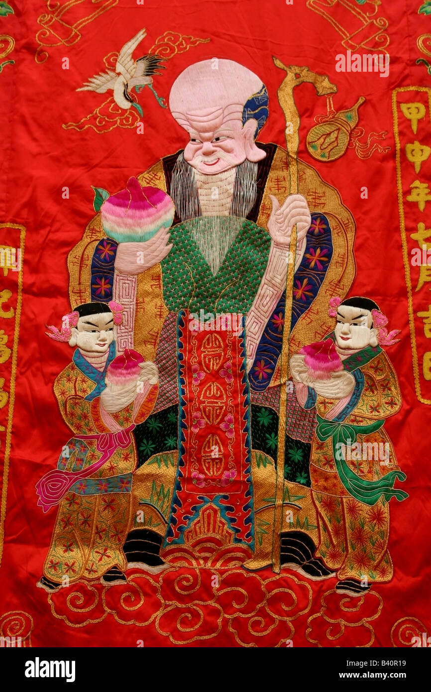 Shou Xing - questo Dio Taoista della longevità è la terza Dio degli dèi di buona fortuna visualizzato in un santuario a Singapore Foto Stock