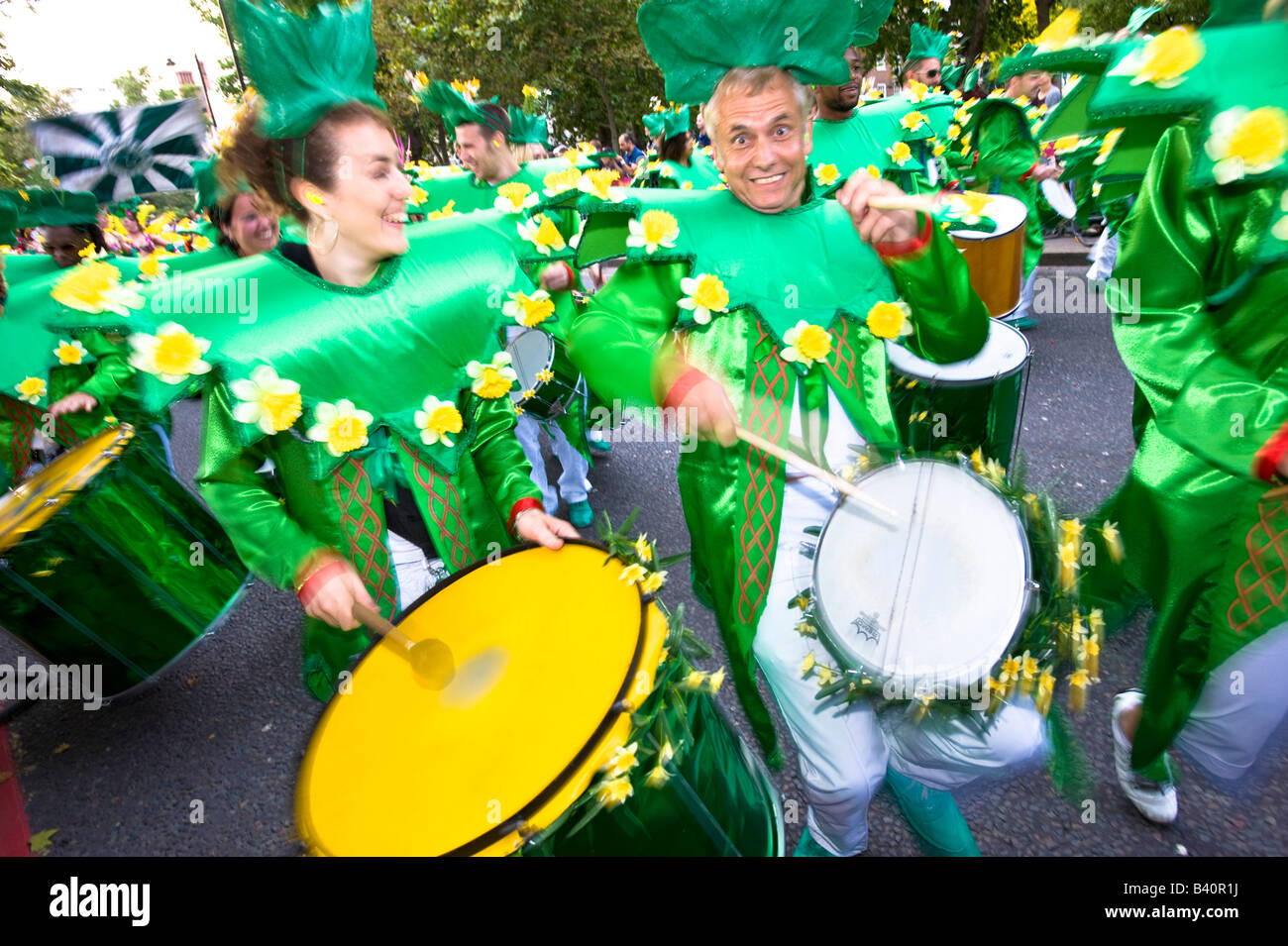 Gli artisti interpreti o esecutori durante la sfilata di carnevale a THAMES FESTIVAL London Regno Unito Foto Stock