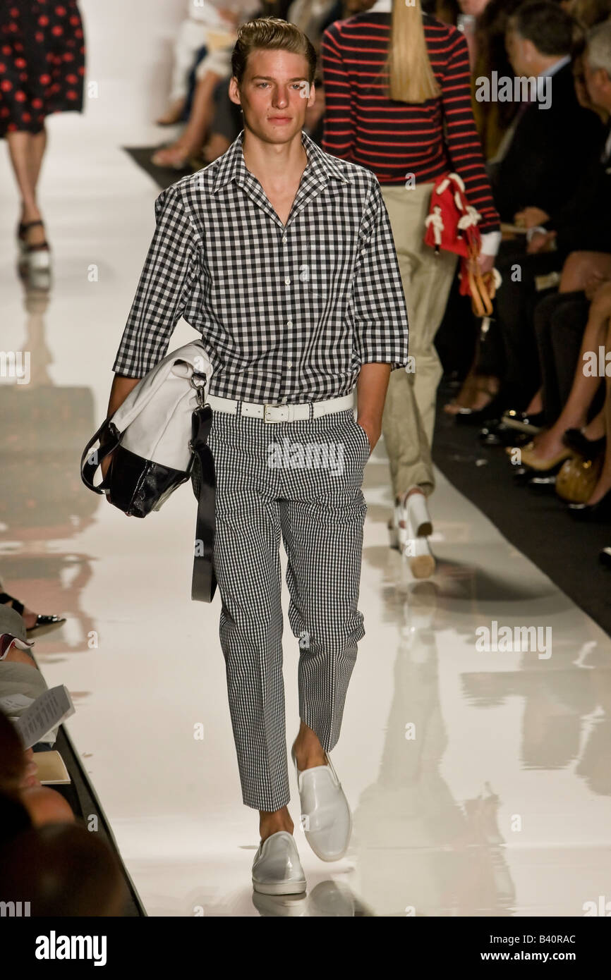 Michael Kors presenta Primavera & estate 2009 Donne e uomini pronti a indossare la raccolta. Foto Stock