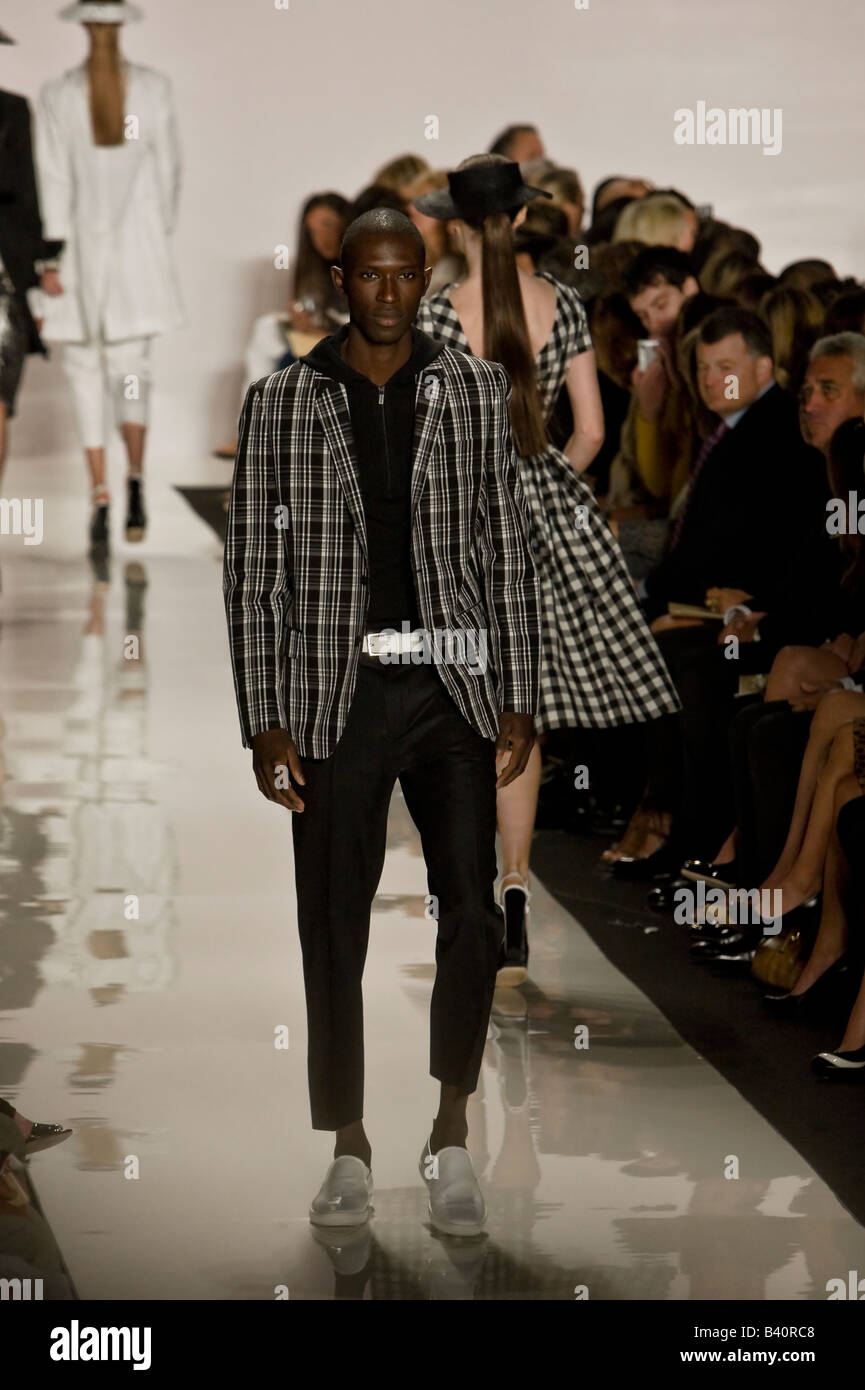 Michael Kors presenta Primavera & estate 2009 Donne e uomini pronti a indossare la raccolta. Foto Stock