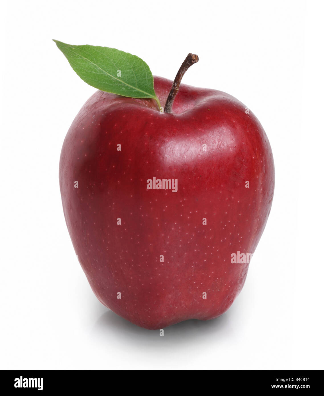 Red apple con foglie tagliate isolato su sfondo bianco con ombra Foto Stock
