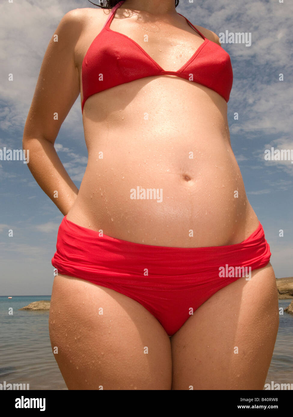 5 Mese Di Gravidanza Della Donna In Vacanza In Piedi In Mare Foto Stock Alamy