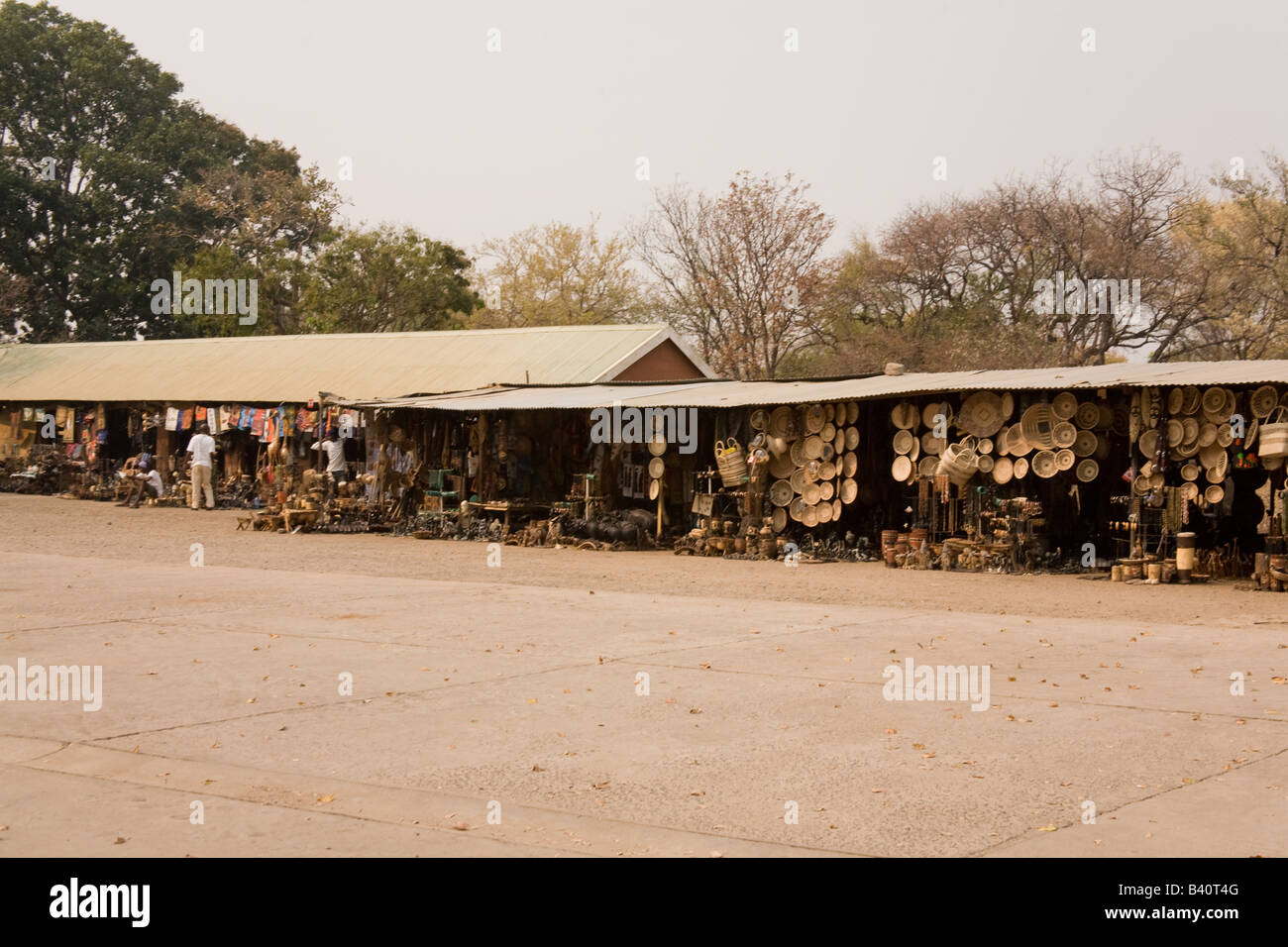 Curiosità o mercato di souvenir a Victoria Falls Livingstone, Zambia Africa Foto Stock
