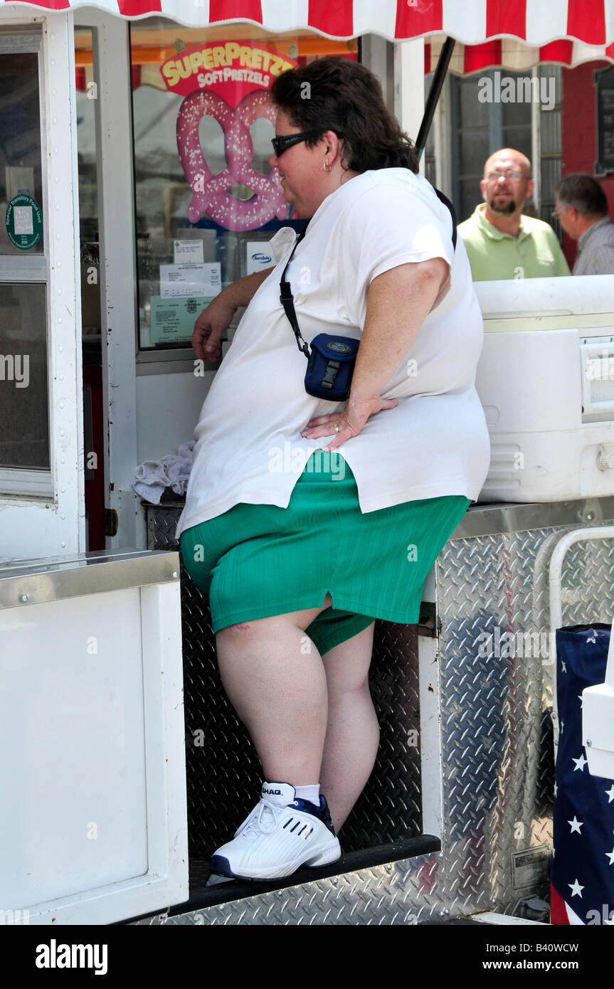 Il grasso donna obesa a pretzel stand Foto Stock