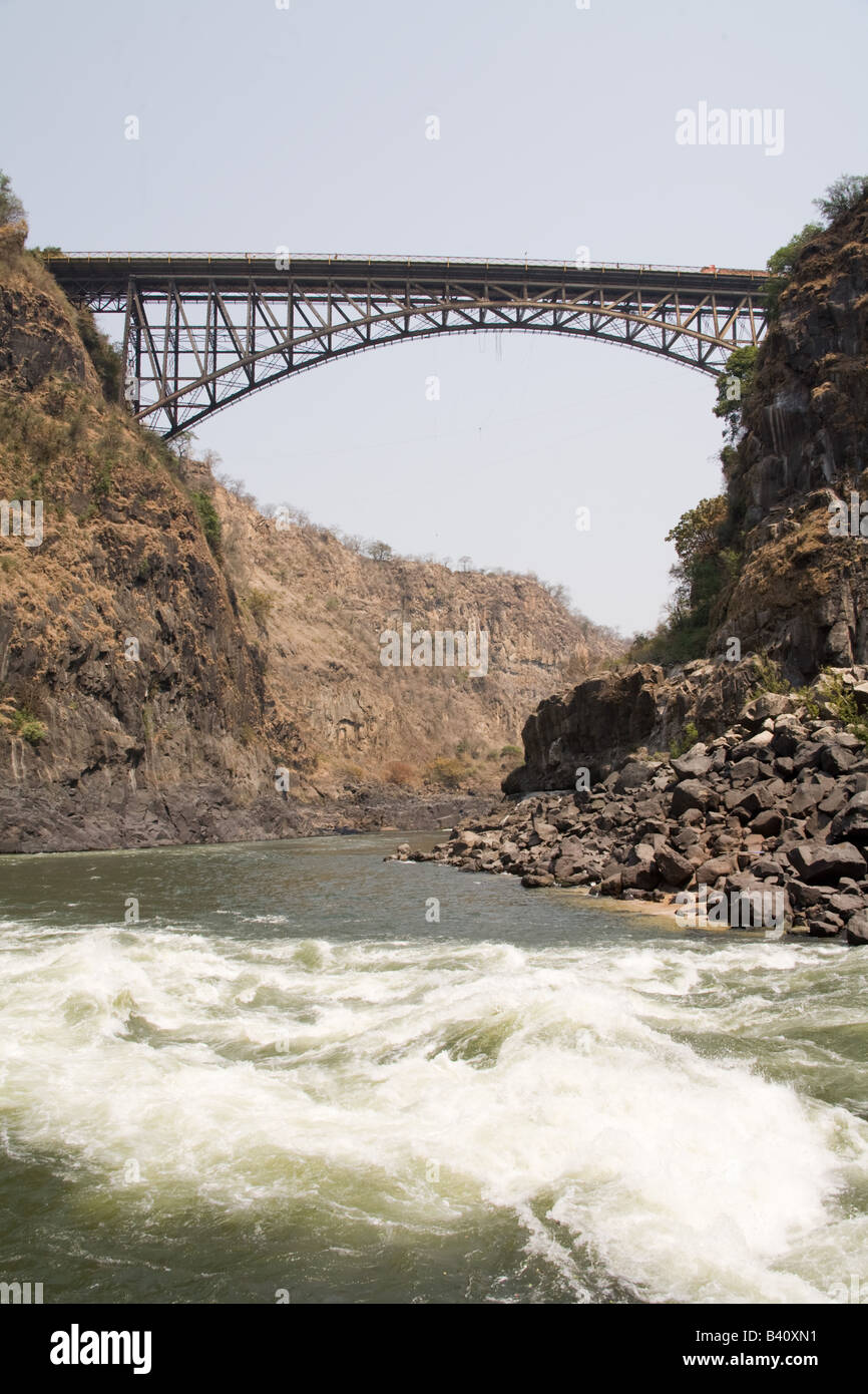 Lo Zambesi bridge spanning tra Zambia e Zimbabwe sopra il recipiente di ebollizione appena al di sotto del Victoria Falls. Foto Stock