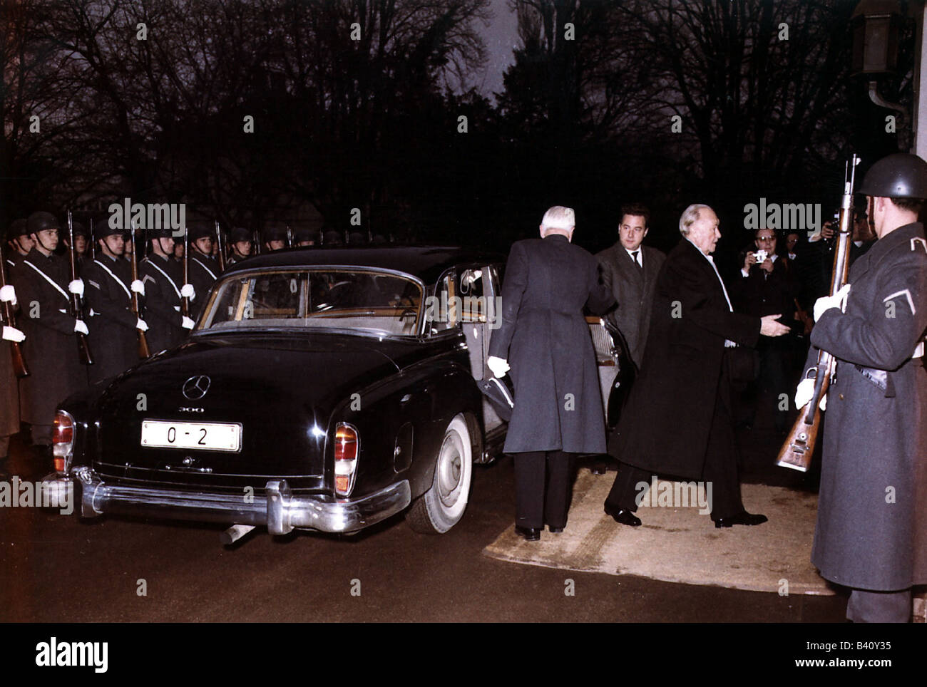 Adenauer, Konrad, 5.1.1876 - 19.4.1967, politico tedesco (CDU) e statista, Cancelliere 1949 - 1963, arrivo a Bonn, Redoute, 8.1.1962, Foto Stock