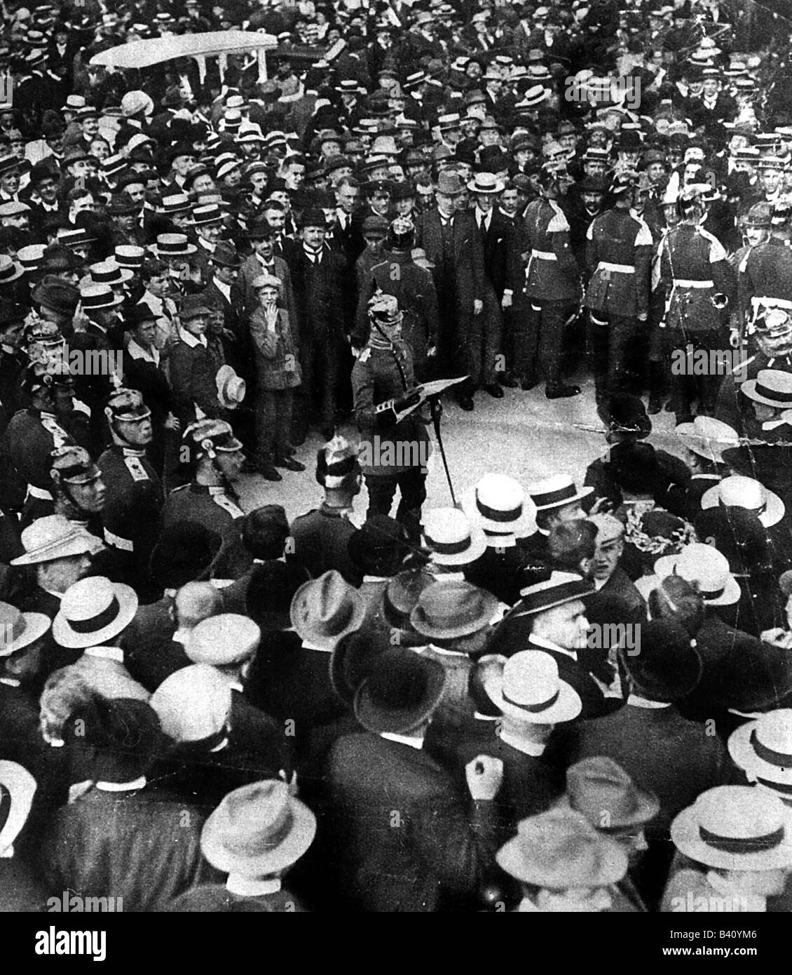 Prima guerra mondiale / prima guerra mondiale, scoppio di guerra, Germania, secondo tenente von Vieban dell'imperatore 1st Alexander Guards Grenadiers annunciando lo stato della minaccia imminente di guerra, Unter den Linden, Berlino, pomeriggio, 31.7.1914, Prima guerra mondiale / WWI, WW1, guardie prussiane, guardie tenente, inizio della guerra, folla, Folle, folla di persone, guardie reggimento granatiere, reggimento di guardia, per leggere sth., per leggere ad alta voce, per smistare sth., chiamare, chiamare, leggere, chiamare fuori, chiamato, leggere, leggere, leggere, militari, soldati, soldato, pubblico, pubblico, Prussia, Ger, Foto Stock