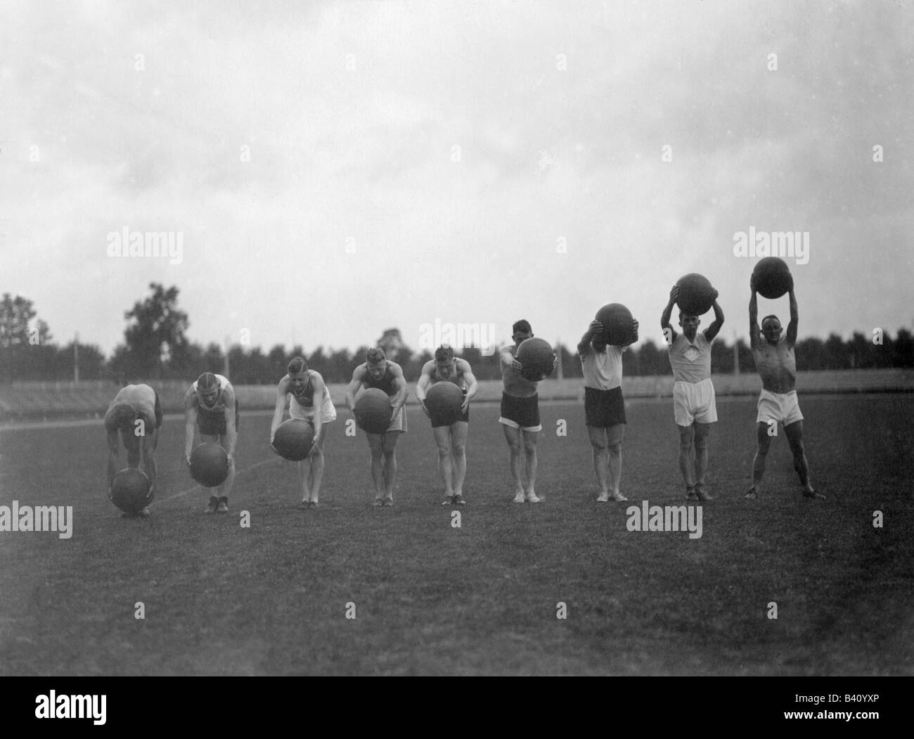 Sport, atletica leggera, percorso a lunga distanza allo stadio di Francoforte, uomini con palle mediche, 7. - 10.10.1926, Foto Stock