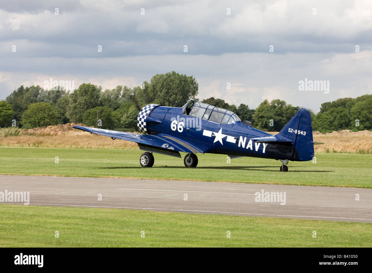 North American T6J Harvard 52-8543 66 Navy G-BUKY rullaggio lungo la pista dopo lo sbarco a Breighton Airfield Foto Stock