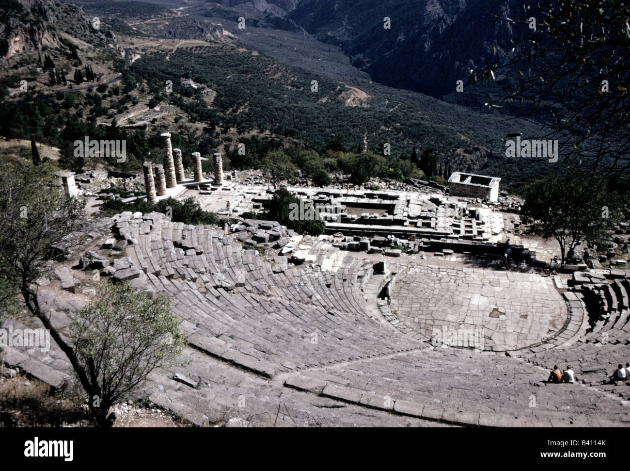 Geografia / viaggio, Grecia, Delfoi (Delfoi), santuario dell'Apollo-Pythios, teatro, costruito nel IV secolo a.C., restaurato nel secondo secolo a.C. da Eumenes II. Di Pergamon, rovina, vista di file di sedi, orchestra, scavi archeologici, scavo, zona templa, Phokis, architettura teatrale, archeologia, antichità, Phokis, Patrimonio Mondiale dell'UNESCO, quattordicesimo, Apollo, Pythios, , Foto Stock