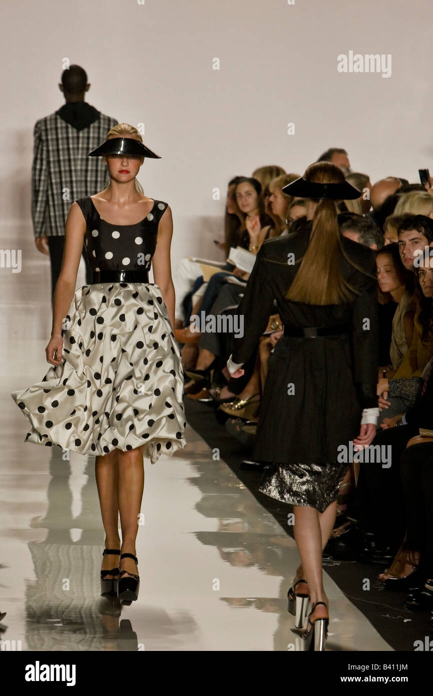 Michael Kors presenta Primavera & estate 2009 Donne e uomini pronti a indossare la raccolta. Foto Stock