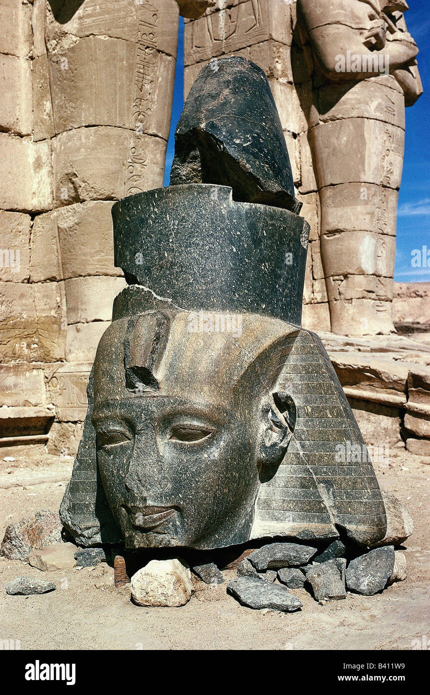 Ramesses II 'il Grande', re d'Egitto, dinastia 19th, circa 1290 - 1224 a.C., testa, frammento di un colosso, Tebe, Foto Stock