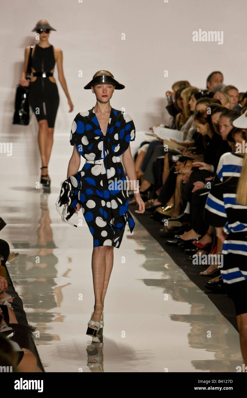 Michael Kors presenta Primavera & estate 2009 Donne e uomini pronti a indossare la raccolta. Foto Stock