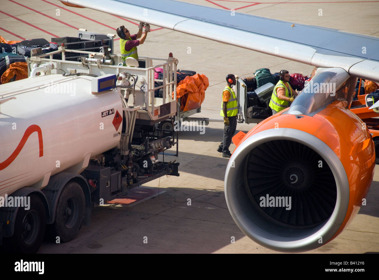 Palma Maiorca Isole Baleari Spagna Un Airbus è rifornito come bagaglio viene caricato all'aeroporto Foto Stock