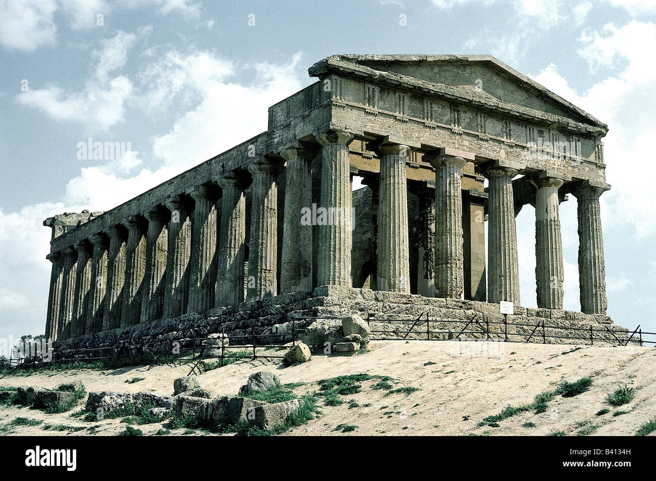 Geografia / viaggio, Italia, Sicilia, Agrigento, colonia greca Akrakas, fondata intorno al 580 a.C., Tempio Concordia (tempio F), dal 597 d.C. chiesa cristiana Agrigent, Agrigentum, antichità, Magna Grecia, 406 - 210 a.C. in possesso dei Cartaginesi, conquistata dai romani durante la 1st guerra punica, provincia romana Sicilia, storica, storica, storica, storica, Antiche colonne doriche, UNESCO, Patrimonio dell'Umanità, primo, mondo antico, Foto Stock