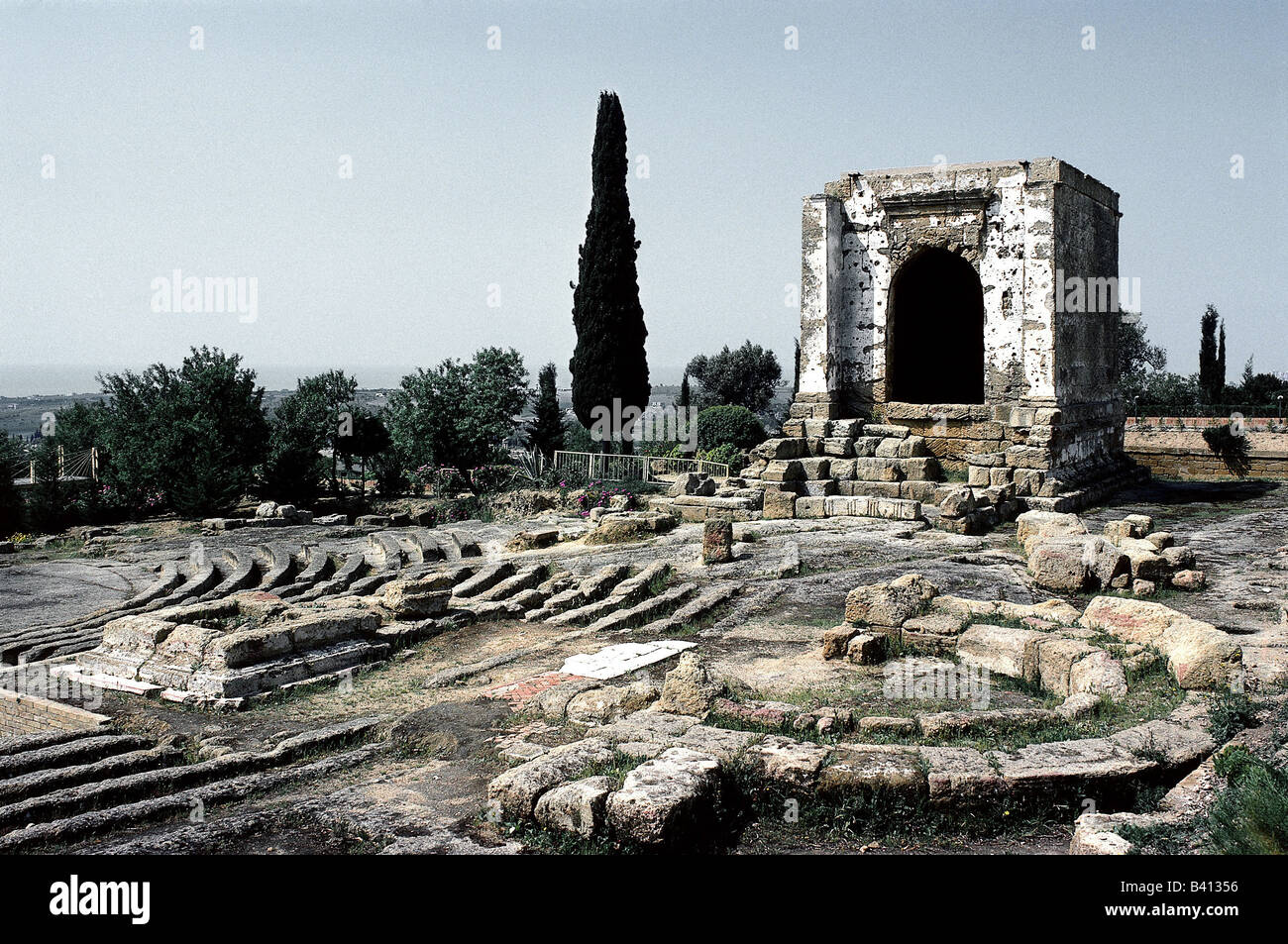 Geografia / viaggio, Italia, Sicilia, Agrigento, colonia greca Akrakas, fondata intorno al 580 a.C., Ekklesiastirion e oratorio di Phalaris, intorno al 550 a.C., Agrigent, Agrigentum, Antichità, Magna Grecia, 406 - 210 a.C. in posessione dei Cartaginesi, conquistata dai romani durante la prima guerra punica, provincia romana Sicilia, storica, antica, Colonne doriche, dioscuri, Peripteros, UNESCO, Patrimonio dell'Umanità, 1st, mondo antico, Foto Stock