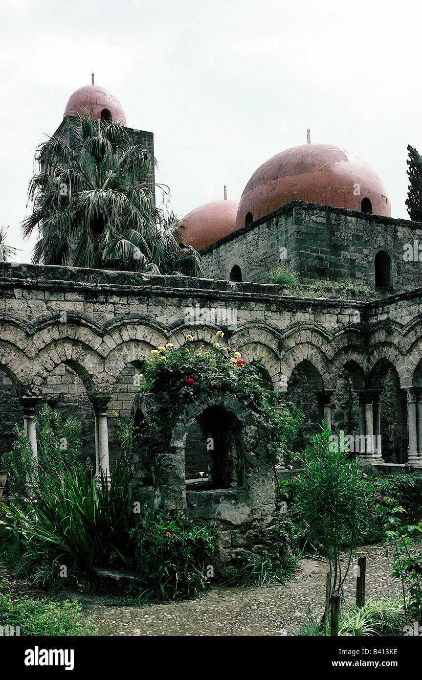 Geografia / viaggio, Italia, Sicilia, Palermo, chiostro San Giovanni degli Erimmiti, costruito 1136 d.C. sotto il re Ruggero II di Sicilia, chiostro del 13th secolo, cupole in stile arabo, Medioevo, Normanni, Staufen, gotico, archi rotondi, colonne gemelle, arcade, storico, storico, antico, giardino, architettura normanno saracena, tredicesimo, medievale, Foto Stock