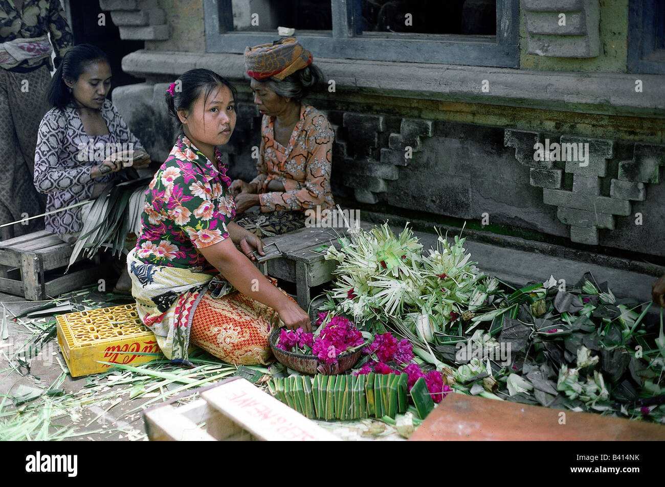 Geografia / viaggio, Indonesia, Bali, artigianato specializzato, donne che fabbricano gioielli tempio, lavoro manuale, , Foto Stock