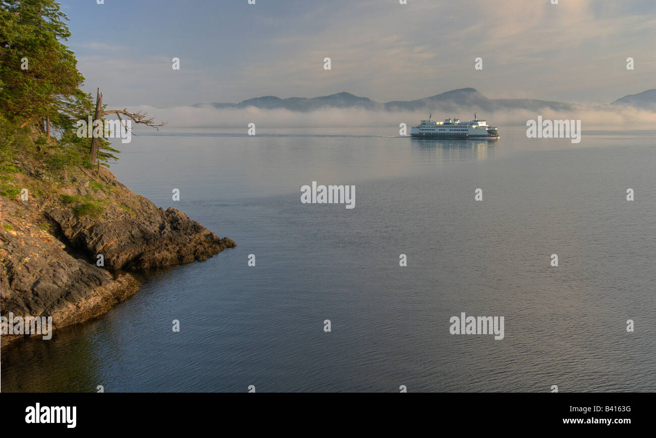 Stati Uniti d'America, Washington, le Isole San Juan. Il traghetto passa tra Lopez e Orcas Island su una mattinata nebbiosa. Foto Stock