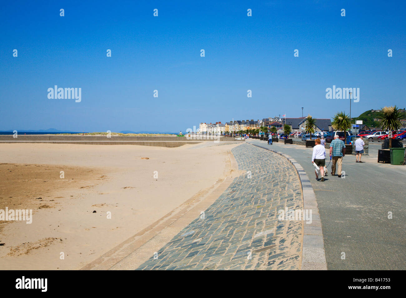 Passeggiando sul lungomare a Blaenau Ffestiniog Snowdonia nel Galles Foto Stock