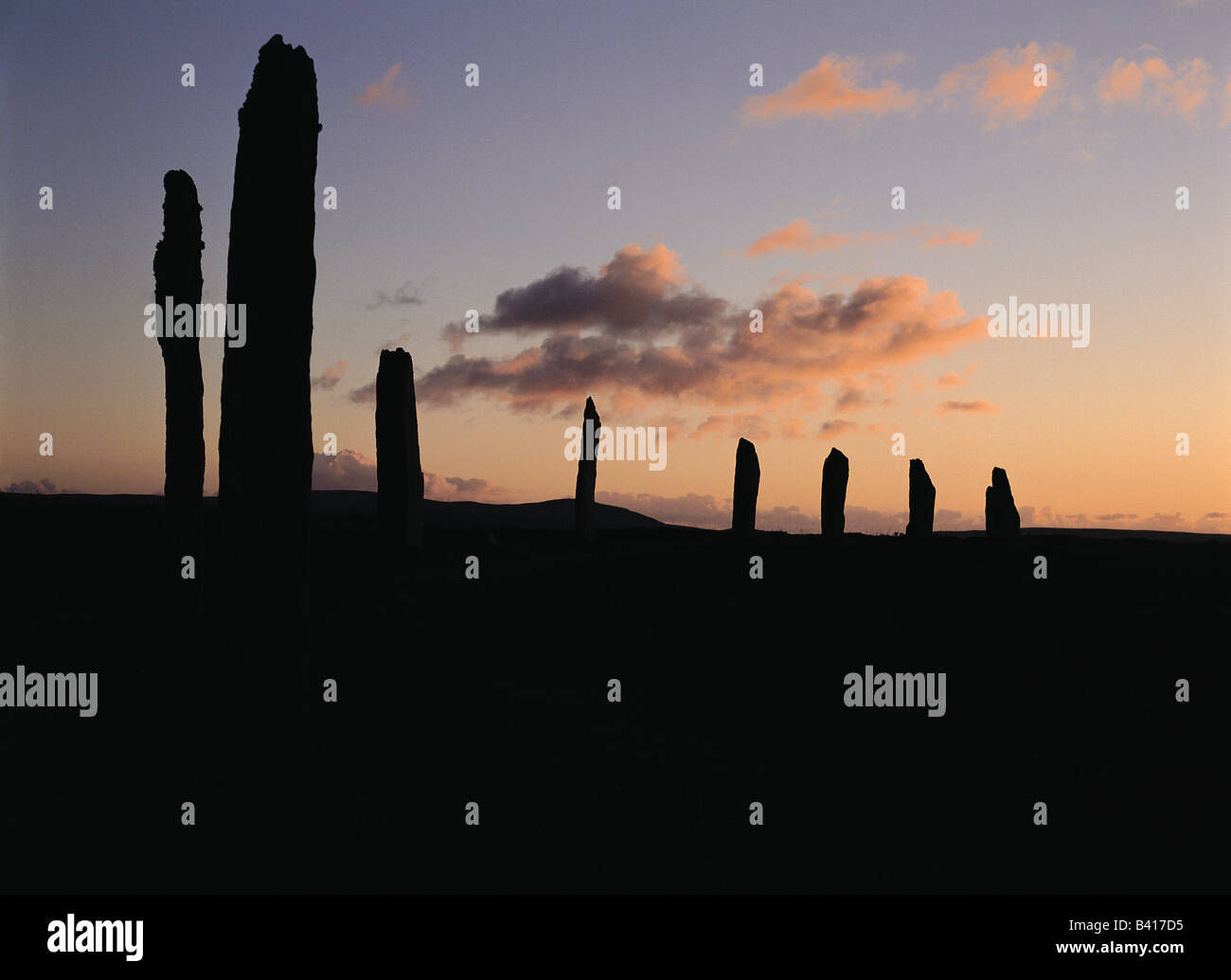 dh Neolitico in piedi pietre ANELLO DI BRODGAR ORKNEY notte di mezza estate tramonto crepuscolo henge monumento antica Gran Bretagna pietra età sole Foto Stock