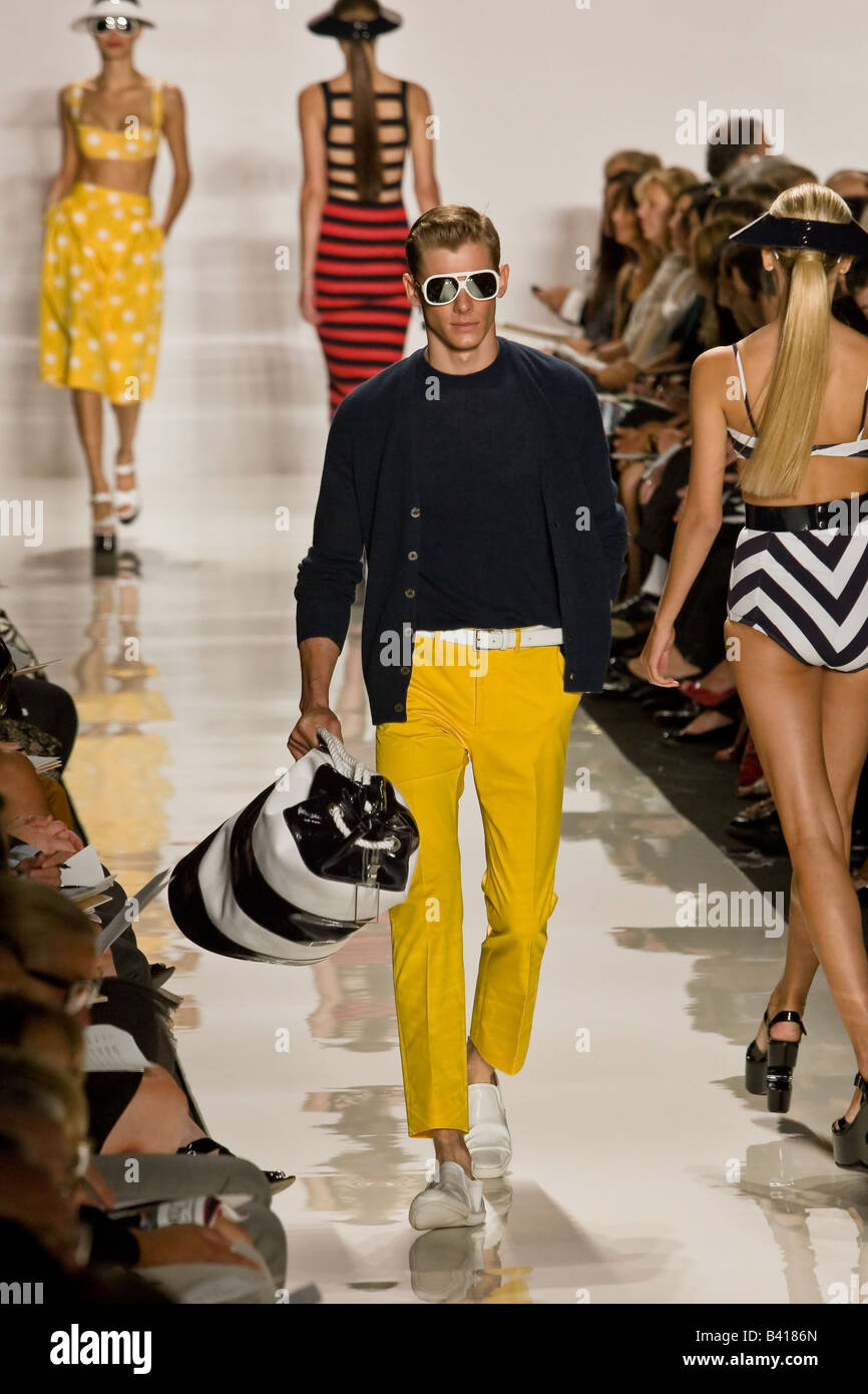 Michael Kors presenta Primavera & estate 2009 Donne e uomini pronti a indossare la raccolta. Foto Stock