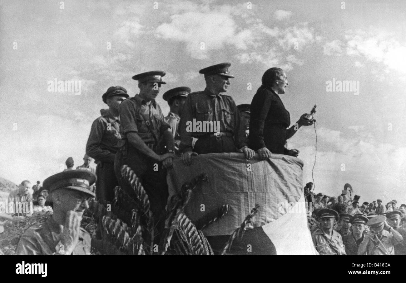 Ibarruri, Dolores, 'la Pasionaria', 9.12.1895 - 12.11.1989, politico spagnolo (KP), parlando ai soldati delle brigate internazionali, con Heinrich Rau, Madrid, 1937 / 1938, Foto Stock