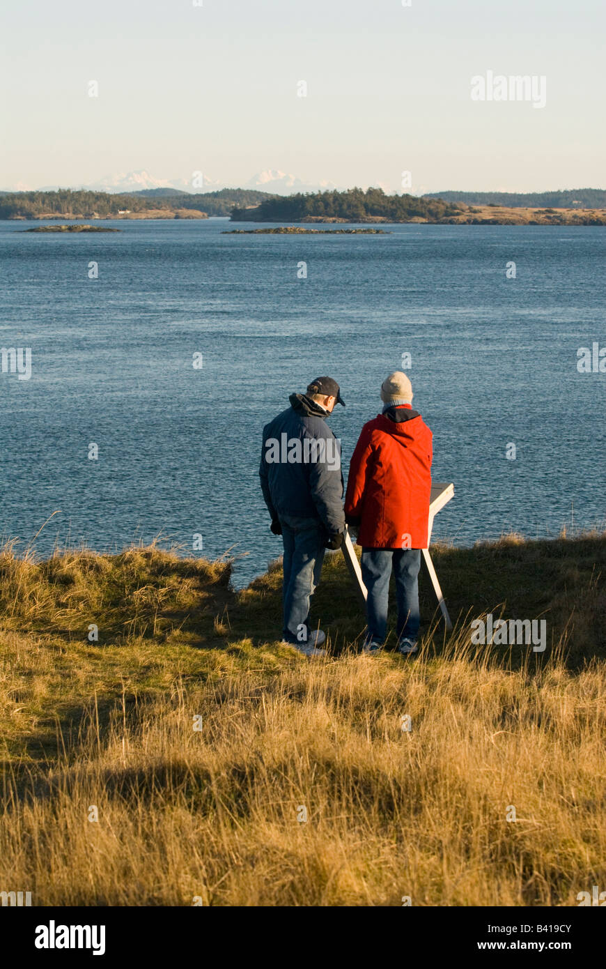Stati Uniti d'America, WA, San Juan isola, punto di bestiame. Giovane gode di indicazioni interpretative e panorami. Foto Stock