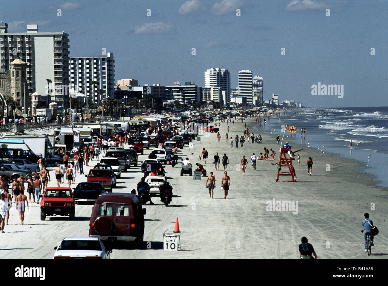 Geografia / viaggio, USA, Florida, Daytona Beach, auto, spiaggia, turisti, turismo di massa, vacanze, vacanze, vacanza, viaggi, Foto Stock