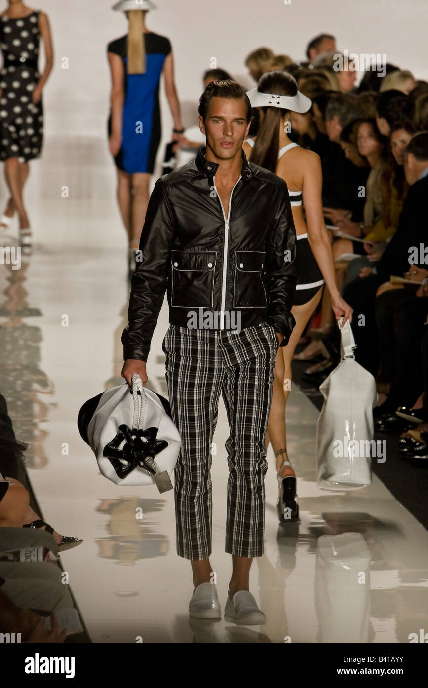 Michael Kors presenta Primavera & estate 2009 Donne e uomini pronti a indossare la raccolta. Foto Stock