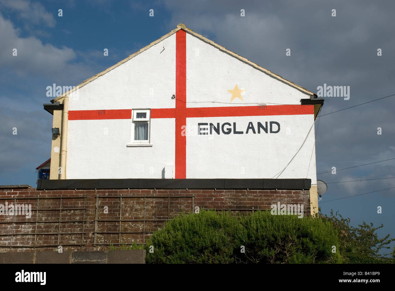 Casa patriottica con la bandiera di San Giorgio dipinta sul timpano in Torquay, Devon England,sfondo blu, luminose, Gran Bretagna, britannici Foto Stock
