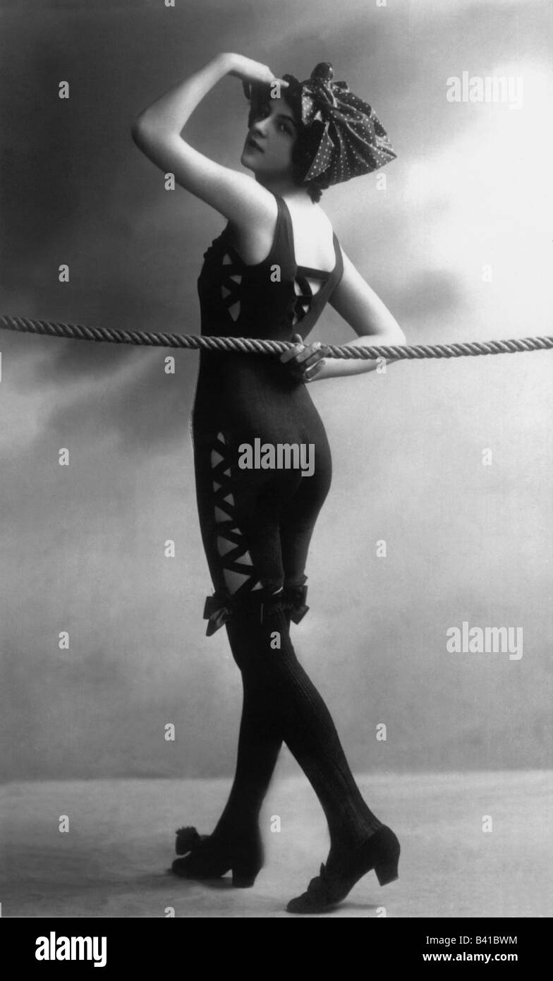 bagno, costume da bagno, giovane donna, costume da bagno, studio, 1920, cartolina, Foto Stock