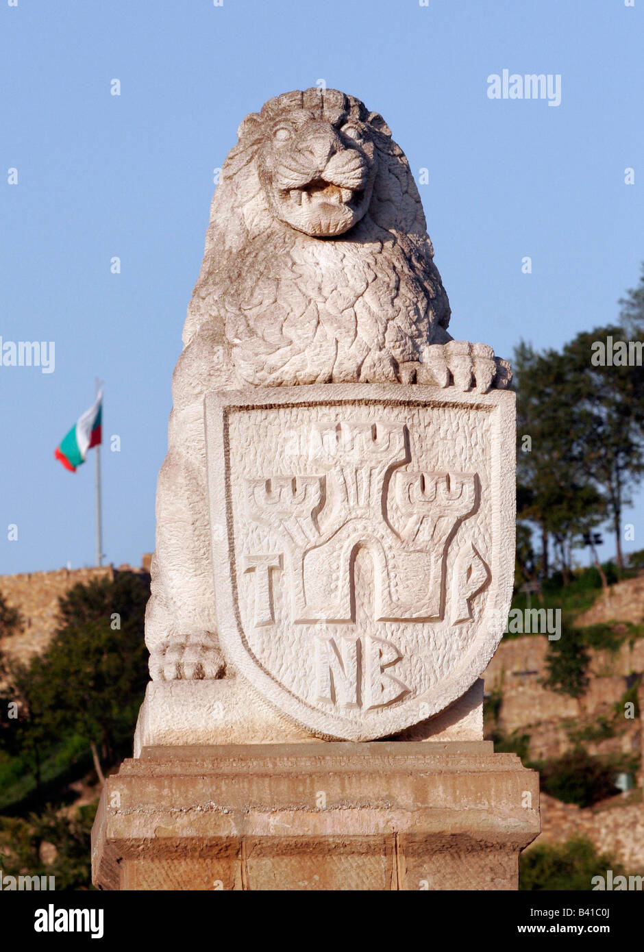 Il leone, un simbolo della sovranità bulgara, è hoding lo stemma di Veliko Tarnovo, la capitale medievale della Bulgaria Foto Stock