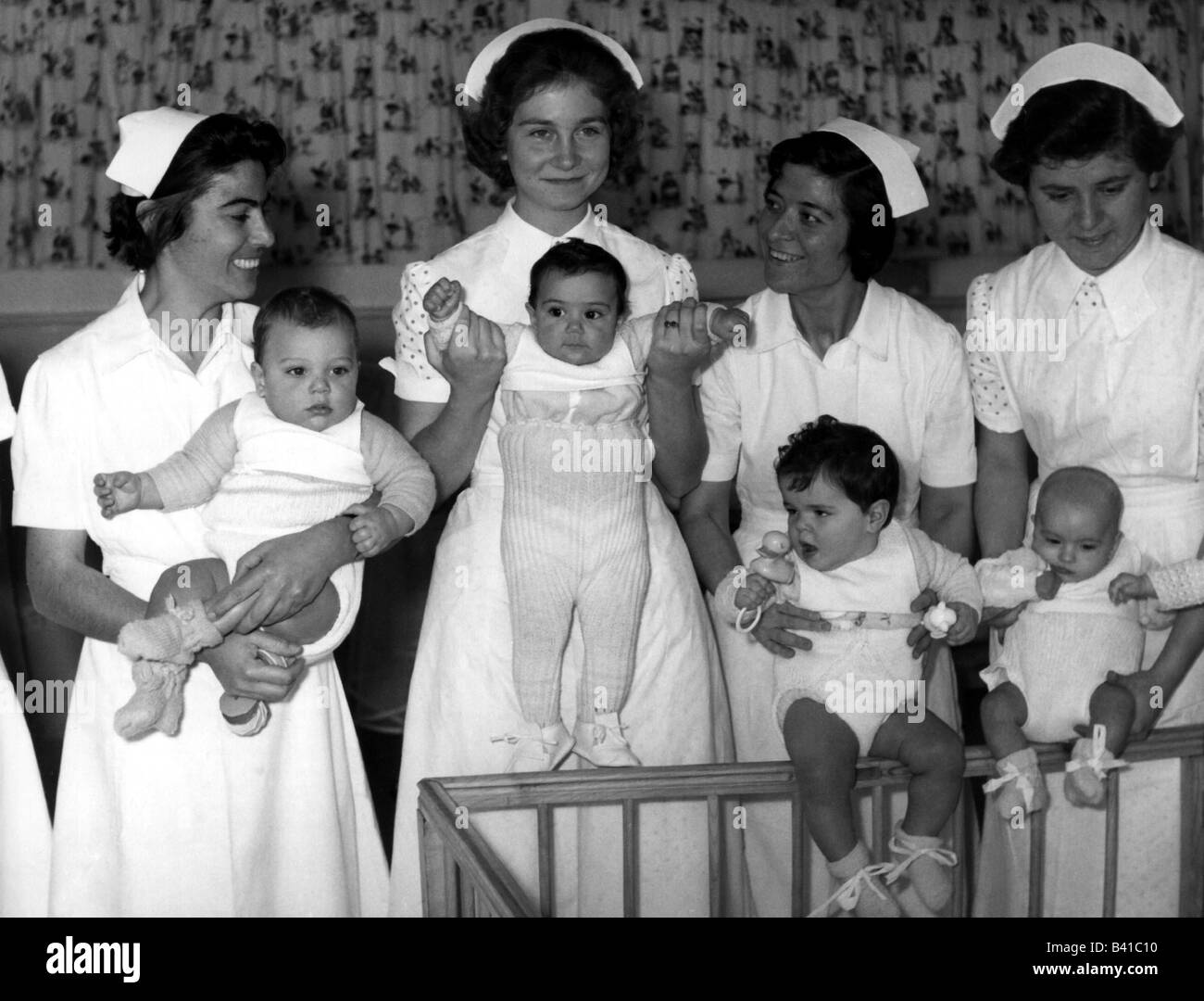 Juan Carlos i, 5.1.1938, re di Spagna dal 22.11.1975, sua moglie Sophia di Grecia, come infermiere del bambino, Atene, 1957, Foto Stock