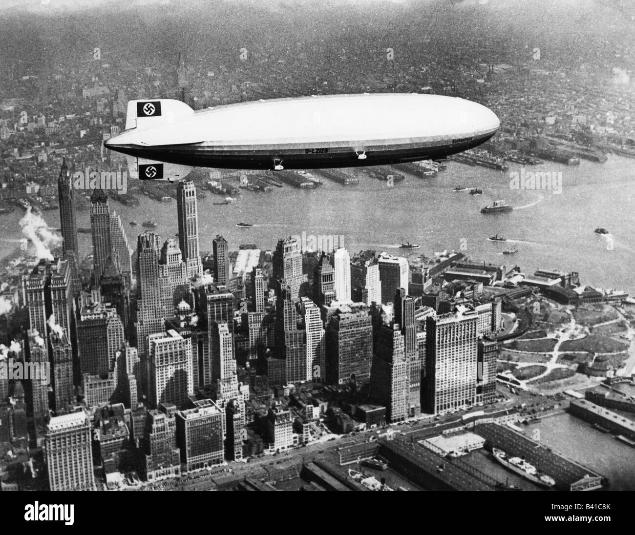 Trasporto/trasporto, LZ 129 Hindenburg, ultimo volo, sopra New York City sulla sua strada per Lakehurst, 6.5.1937, veduta aerea, Manhattan, , Foto Stock