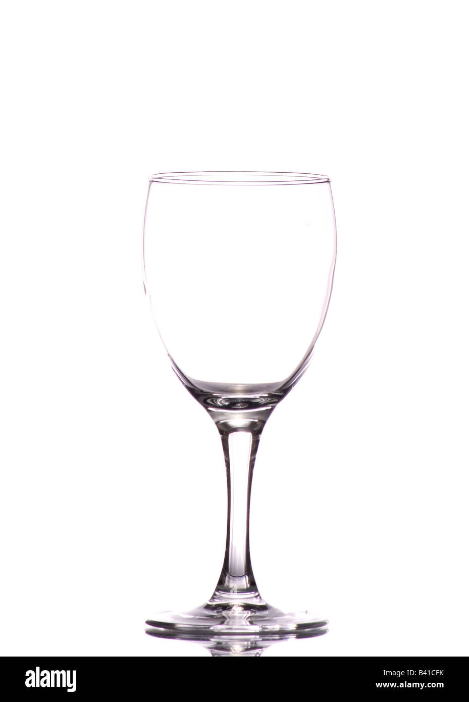 Una foto di vetro dedicato per il vino rosso su bianco Foto Stock