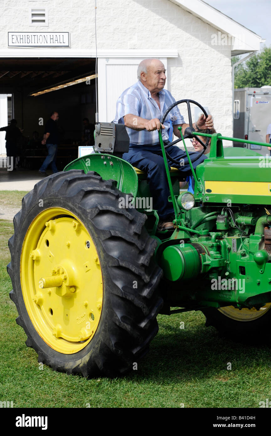 Il vecchio John Deere per i trattori agricoli sul display alla storica fattoria dimostrazione Michigan Foto Stock