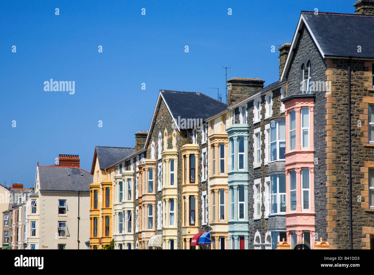 Alberghi lungo la Promenade a Blaenau Ffestiniog Snowdonia nel Galles Foto Stock