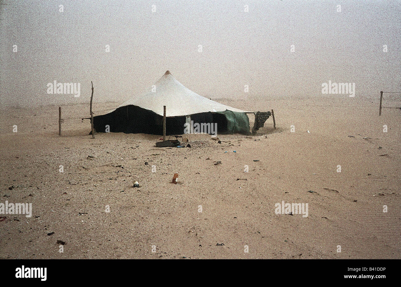 Geografia / viaggio, Mauritania, tenda beduina, deserto durante la tempesta di sabbia, 1972, campo, sabbia, tempesta, beduini, Foto Stock
