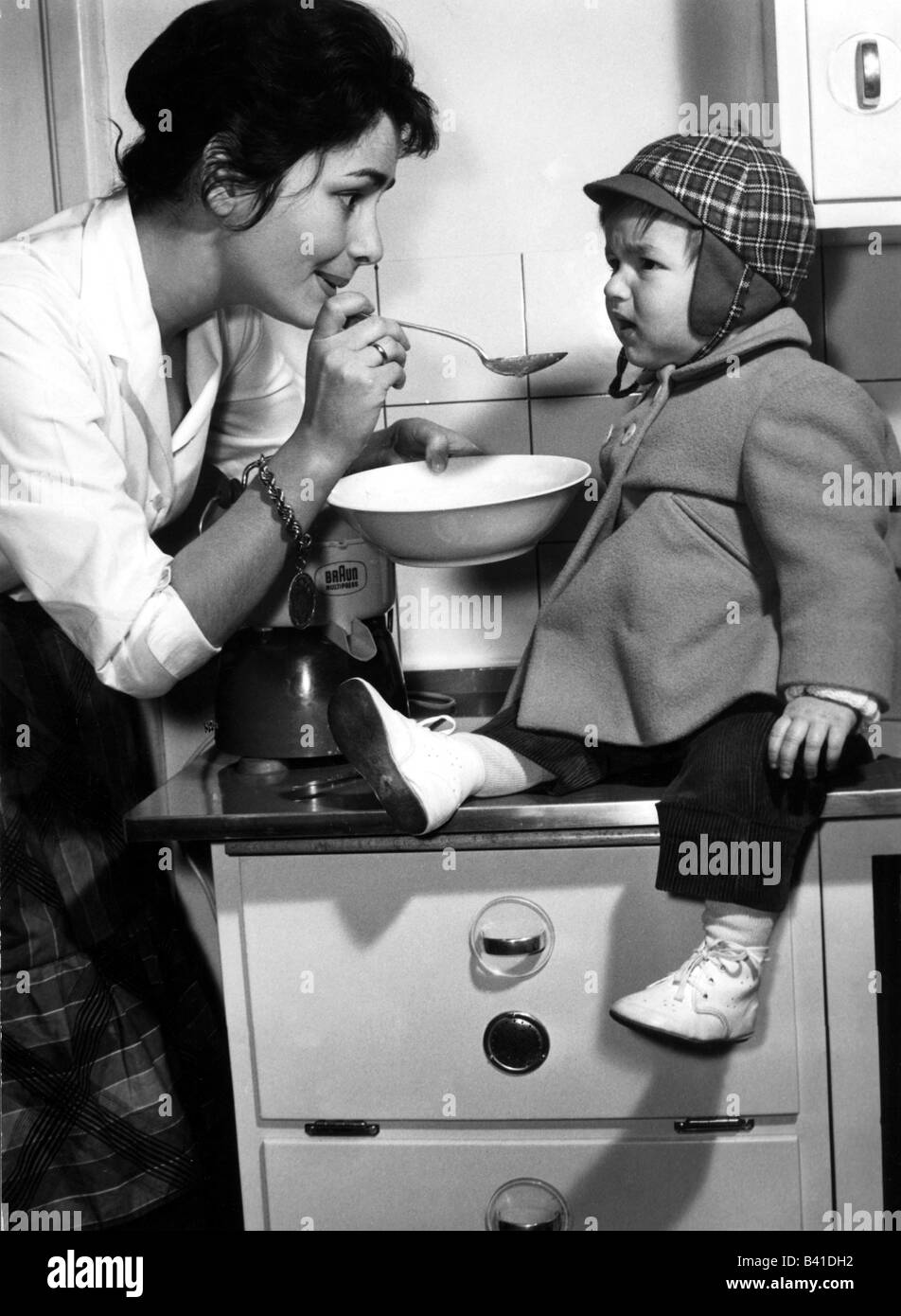 Dor, Karin, * 22.2.1936, attrice tedesca, con figlio Andreas, fine 1950s, Foto Stock