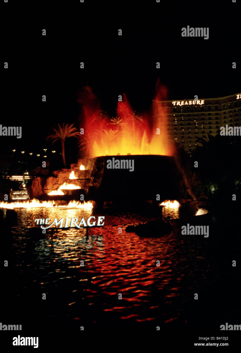 Geografia / viaggio, USA, Nevada, Las Vegas, l'Hotel e casinò Mirage, il vulcano di fronte all'Hotel durante l'eruzione, Foto Stock