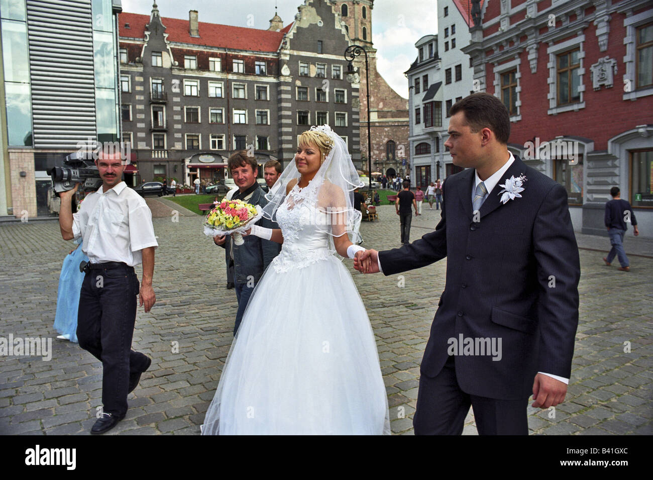 Coppie in viaggio di nozze nella città vecchia di Riga, Lettonia Foto Stock