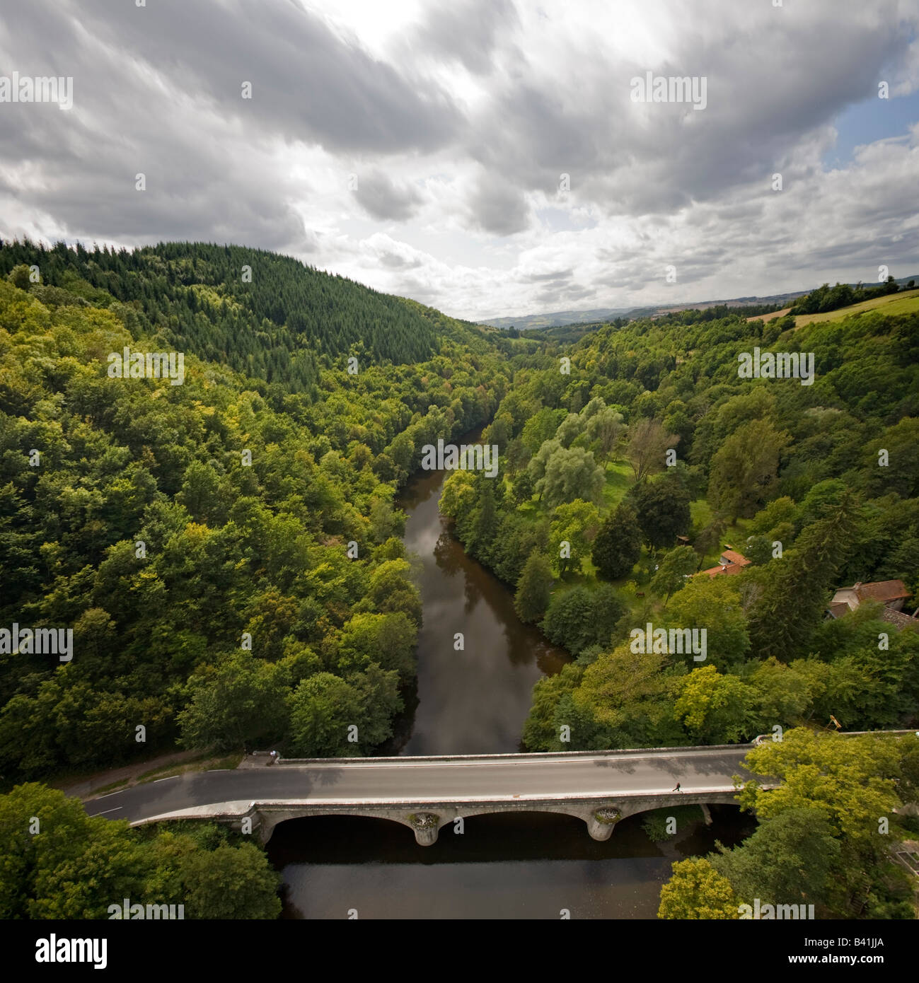 La Valle di Sioule visto dalla vantage del viadotto Rouzat (Allier - Francia). Val de Sioule depuis le viaduc de Rouzat. Foto Stock