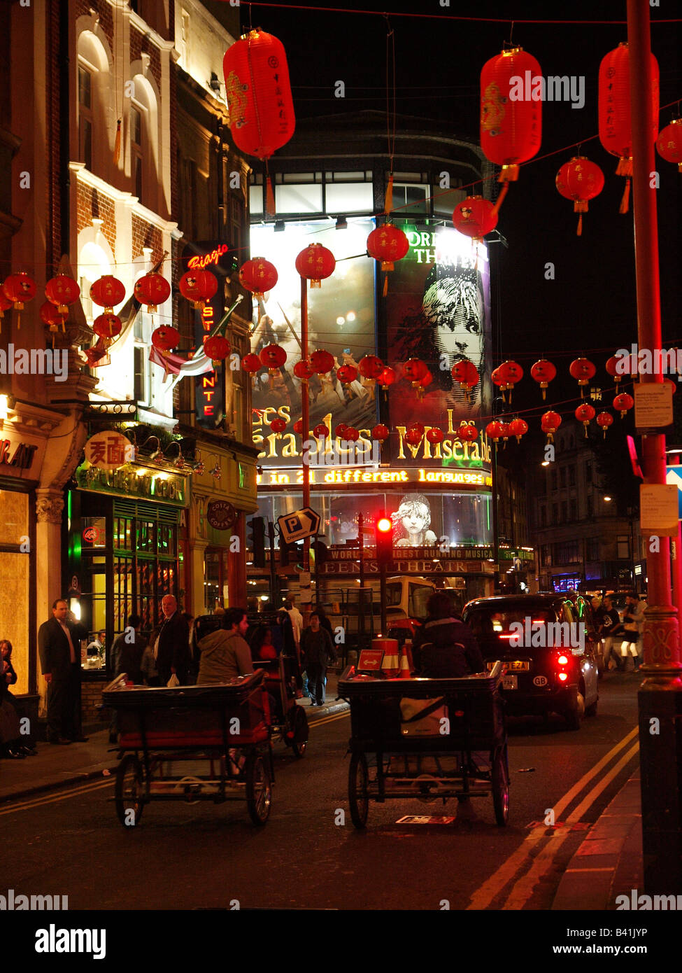 Les Miserables teatro musicale con lanterne di Chinatown vita notturna di Londra Regno Unito Foto Stock