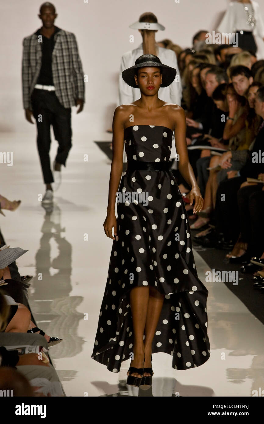 Michael Kors presenta Primavera & estate 2009 Donne e uomini pronti a indossare la raccolta. Foto Stock